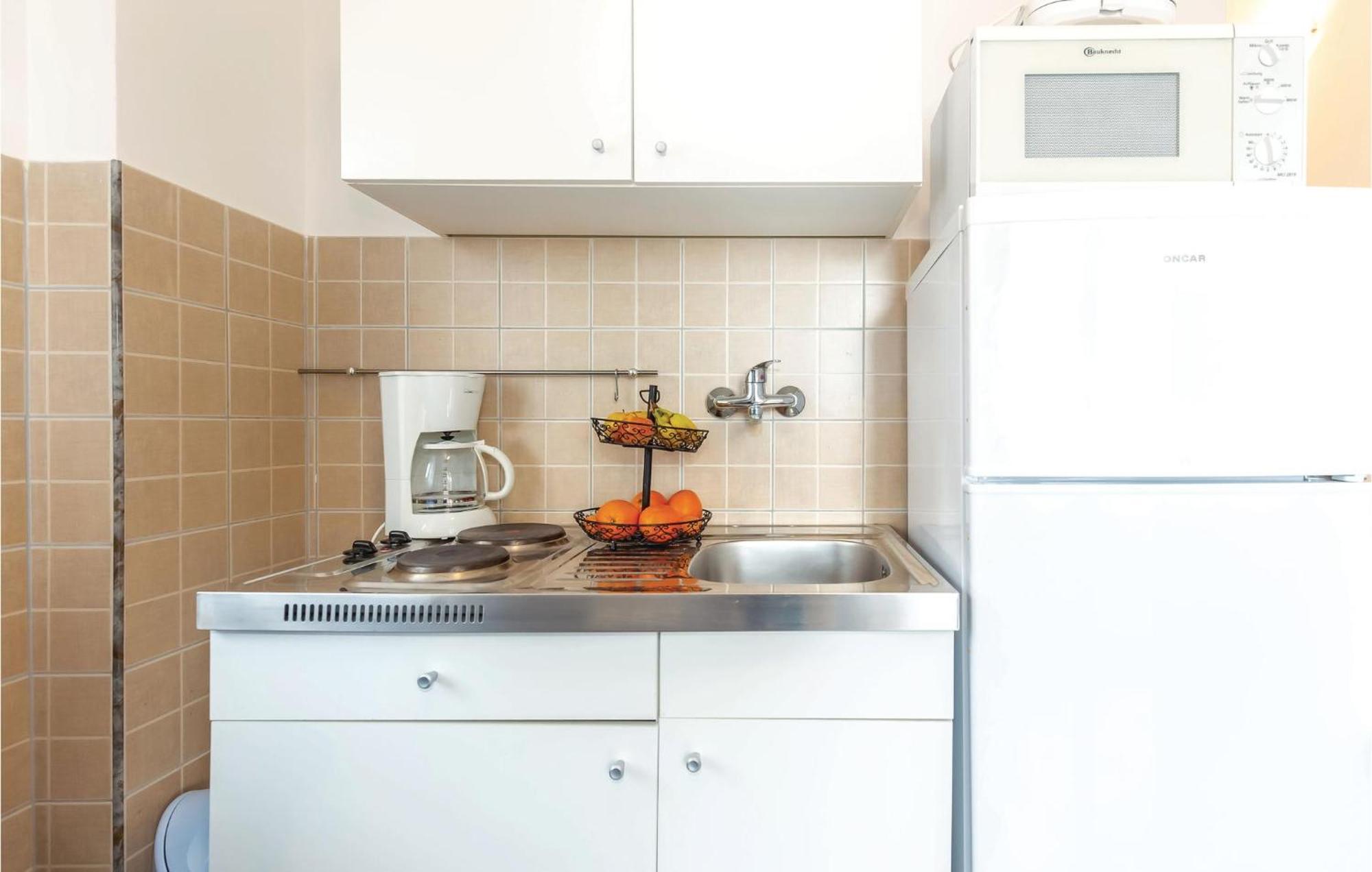 1 Bedroom Stunning Apartment In Бакарац Экстерьер фото