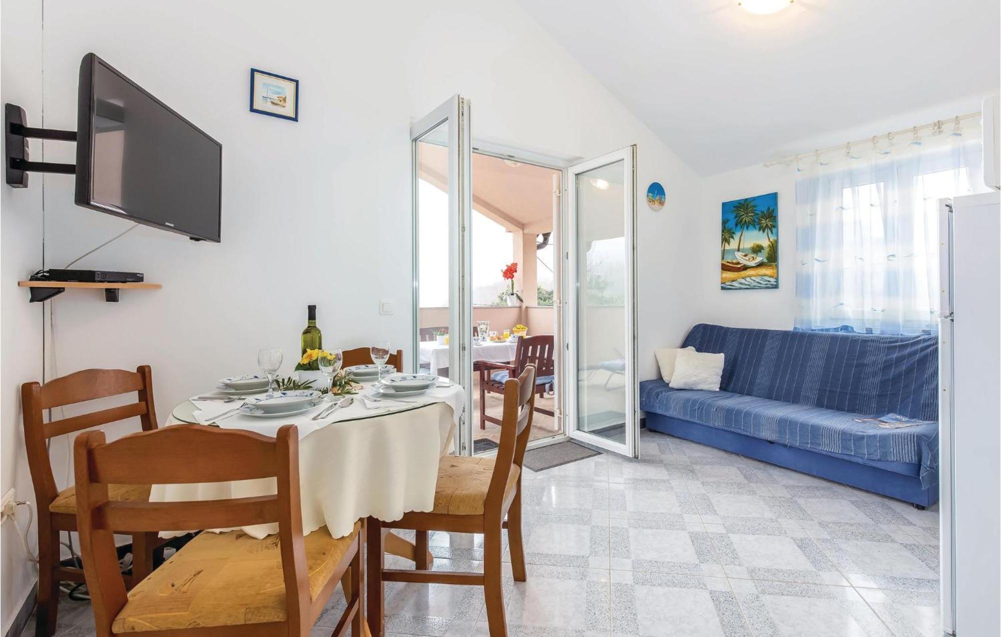1 Bedroom Stunning Apartment In Бакарац Экстерьер фото