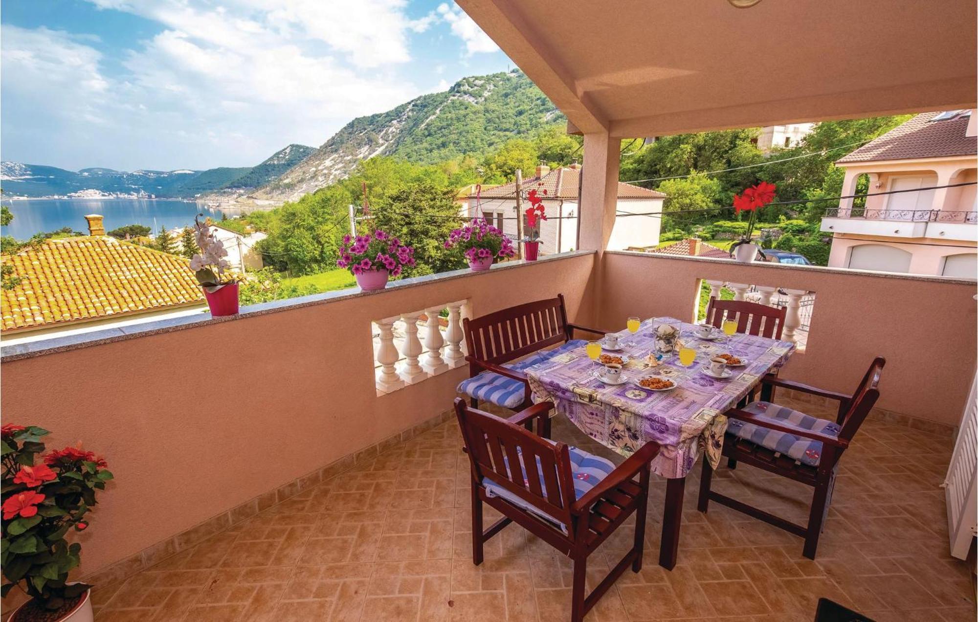 1 Bedroom Stunning Apartment In Бакарац Экстерьер фото