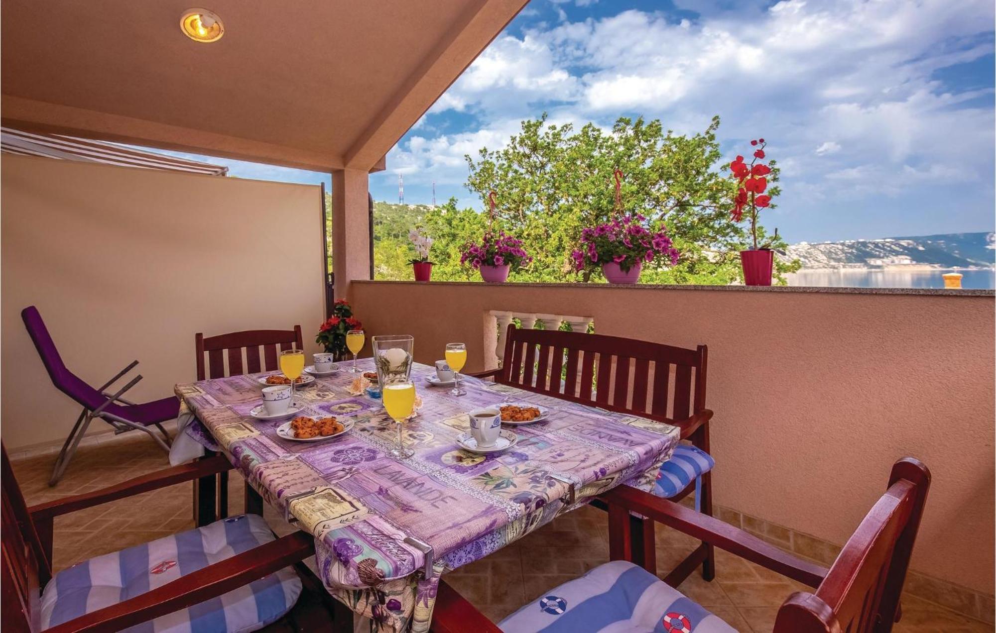 1 Bedroom Stunning Apartment In Бакарац Экстерьер фото